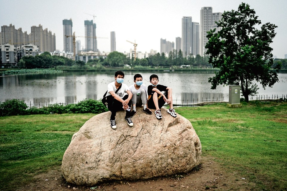 Drie jongens afgelopen maand in een park in Wuhan. 