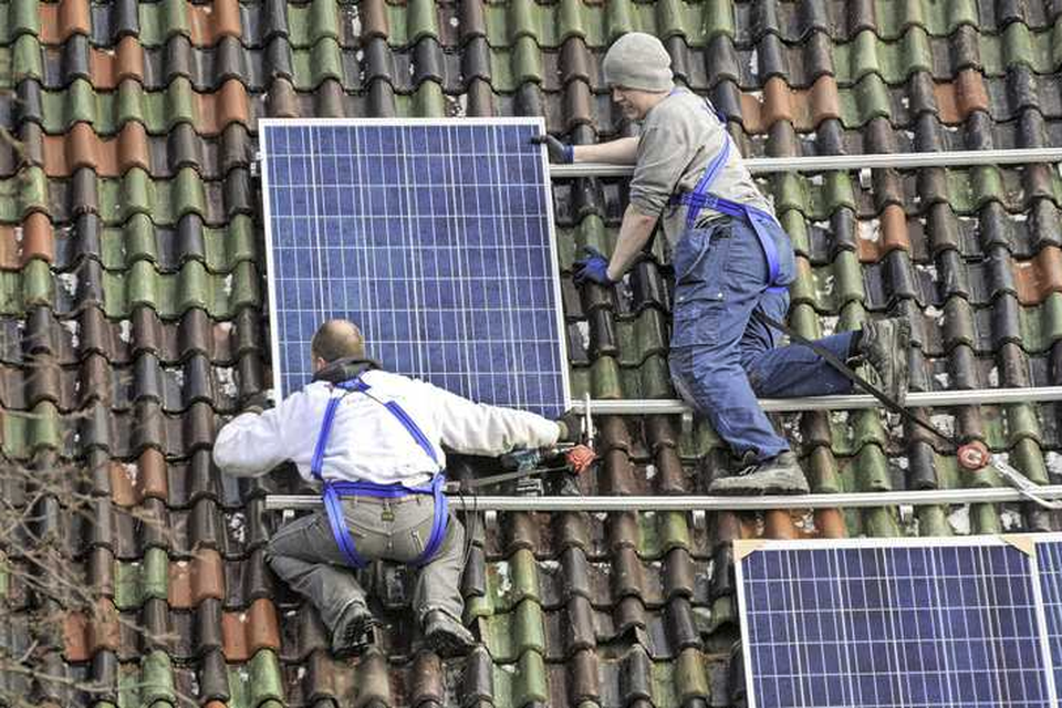 Investeren in bijvoorbeeld zonnepanelen is vooral weggelegd voor mensen met vermogen.