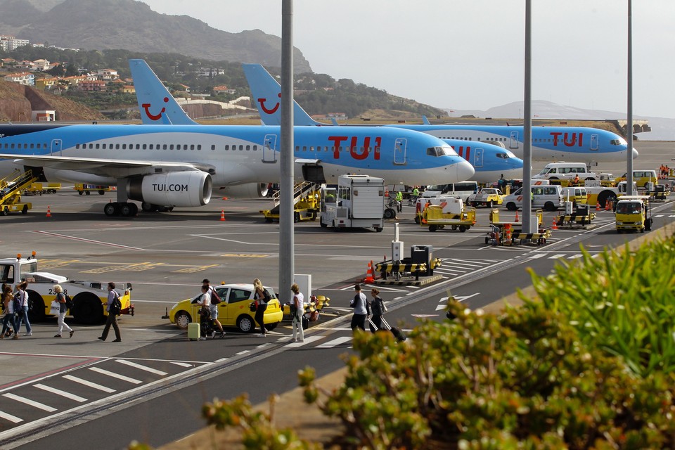 Een beeld van vliegtuigen gisteren op Funchal, het vliegveld van Madeira, terwijl vluchten worden geannuleerd wegens zware windstoten 