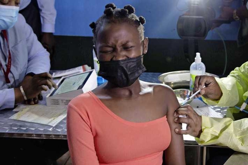 Een meisje krijgt een vaccin tegen het coronavirus in Diepsloot, Zuid-Afrika. 
