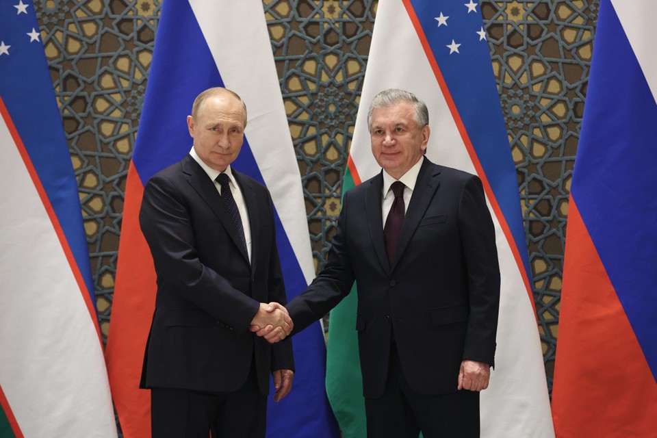 President Poetin (l) schudt de hand van de president van Oezbekistan Shavkat Mirzijojev. 