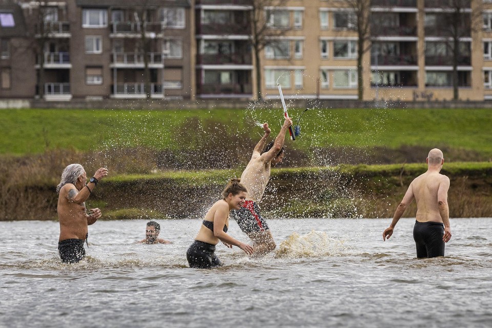 David Kosub springt van blijdschap in het Maaswater bij Venlo.