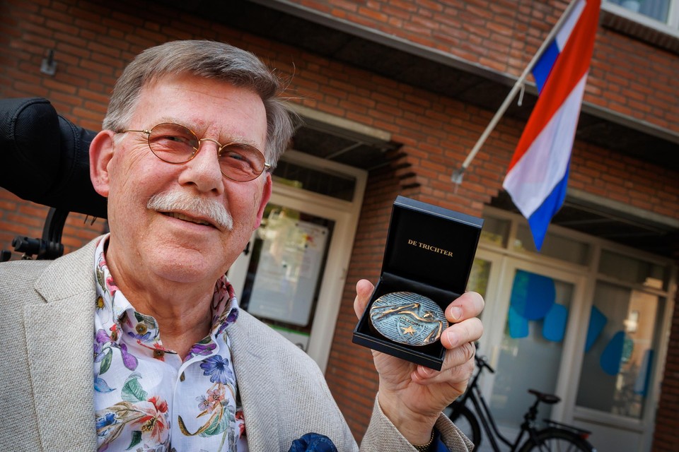 Theo Brüll met de erepenning voor zijn jarenlange inzet voor gehandicapten in Maastricht. 