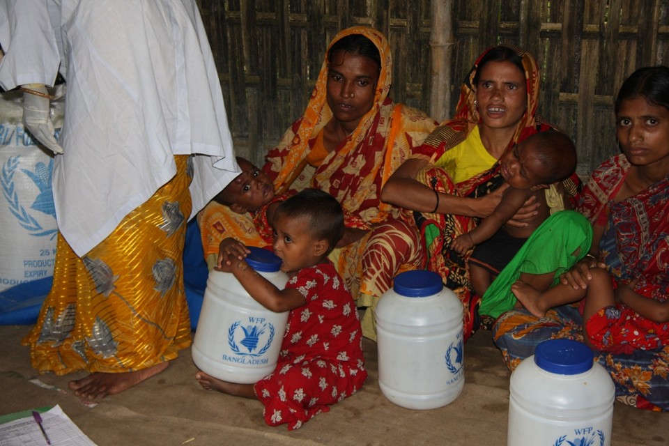 Moeders en kinderen in Sundargonj Upazila in Bangladesh in afwachting van de distributie van verrijkt maïsmeel door het WFP. 