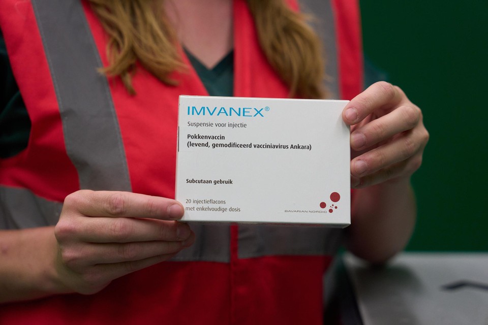 In Amsterdam is maandag gestart met preventieve vaccinatie tegen besmetting met het apenpokkenvirus. 