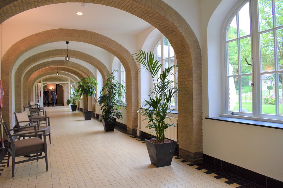 Een van de gangen van het voormalige Gemmaklooster, dat tegenwoordig onderdak biedt aan een woonzorgcentrum.  
