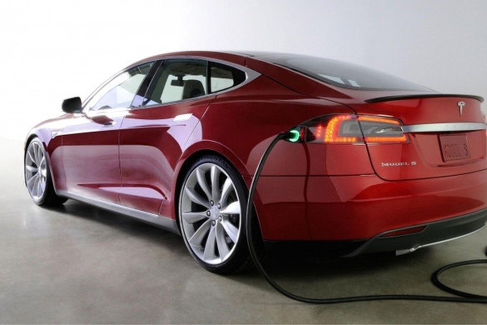 Tesla Model S aan de lader. 