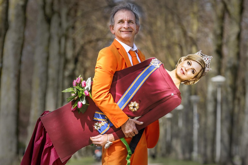 Johan Vlemmix loopt over straat met een kartonnen pop van koningin Máxima. 