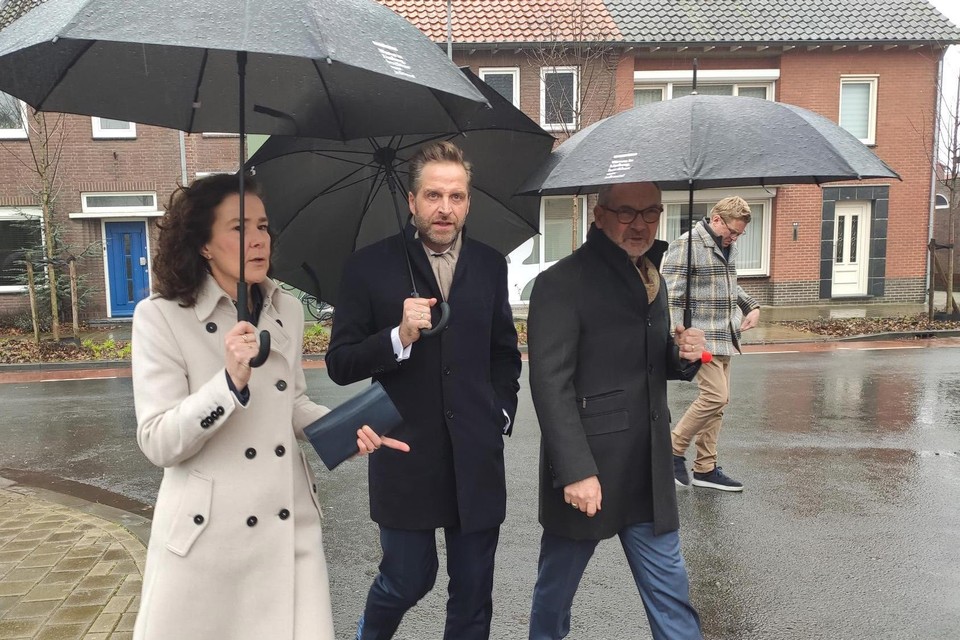Ger Peeters (rechts) gaf Hugo de Jonge donderdag samen met de Weerter wethouder Wendy van Eijk een rondleiding door de wijk.