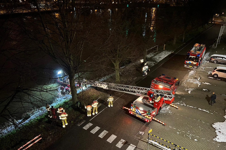 Hulpdiensten konden het slachtoffer langs de Franciscus Romanusweg uit het water halen.