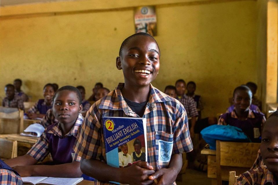 In Nigeria krijgen kinderen sinds vorig jaar pas weer ná de eerste zes jaar van de basisschool les in het Engels. Zoals hier op het Christ College in Bolorunduro, Ondo State.