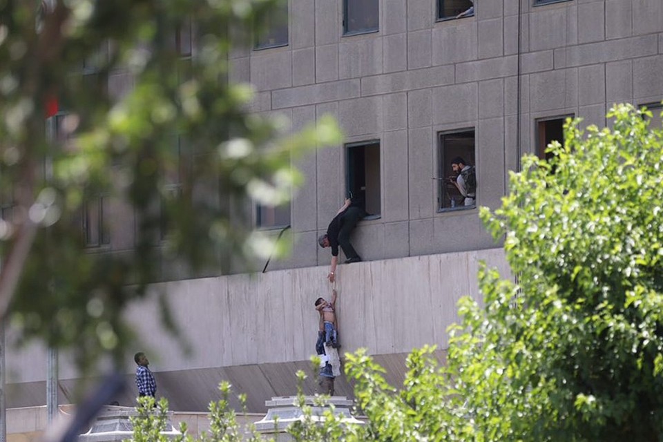 Politiemensen proberen mensen te helpen bij het parlementsgebouw.
