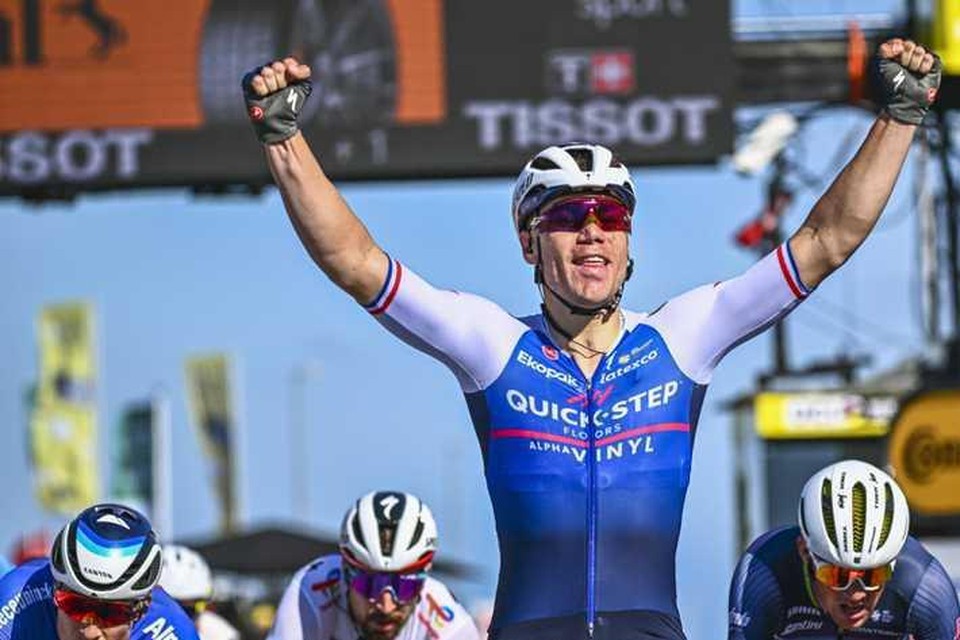 Fabio Jakobsen behaalt een heerlijke zege in zijn Tour-debuut.