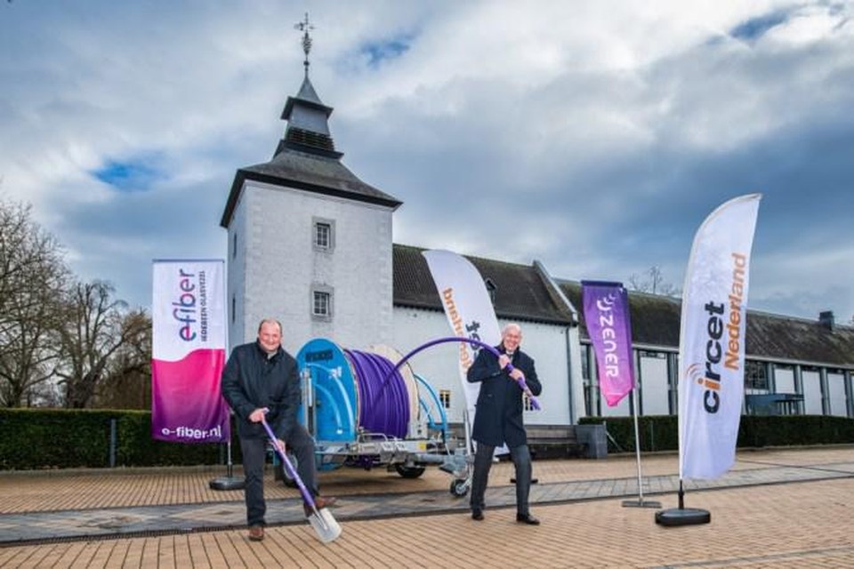 Wethouder Leon Geilen begin dit jaar na het sluiten van een overeenkomst met E-fiber. 