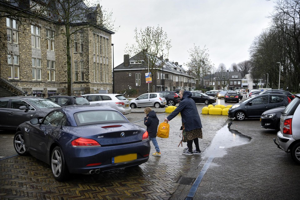 Kerende en achteruitrijdende auto’s zorgen bij het kindcentrum aan het Bekkerveld voor hachelijke situaties.