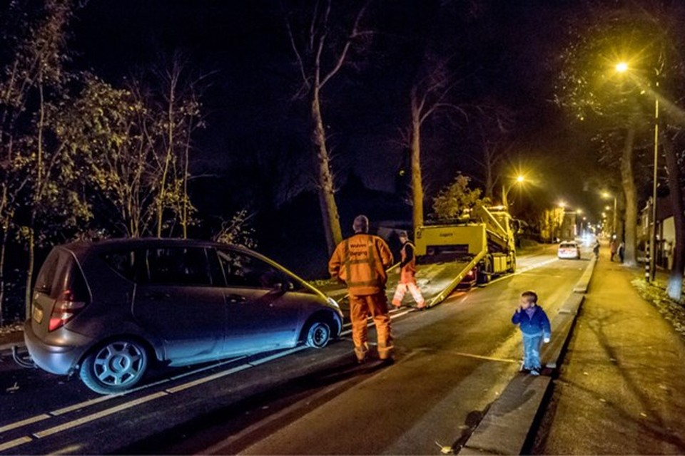 De auto zonder rechter voorband op de Tongerseweg. 