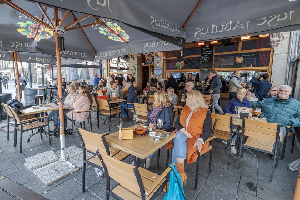 Bij Café Bracke aan het Heerlense Pancratiusplein liep het terras zaterdag nog redelijk vol. 