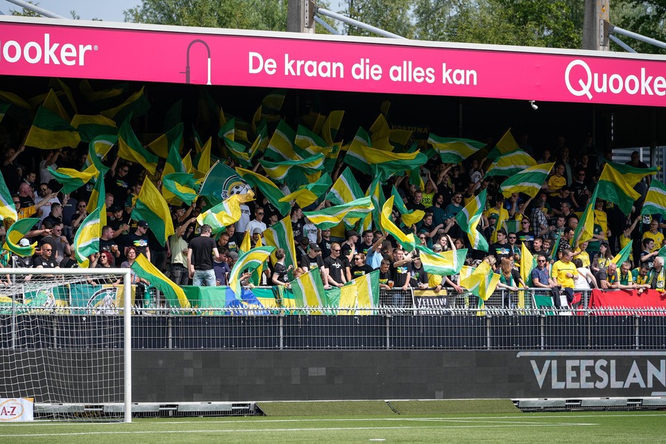 Een vol uitvak in Rotterdam. Het is niet duidelijk welke spelers de supporters bij de start van het nieuwe seizoen terug zullen zien.