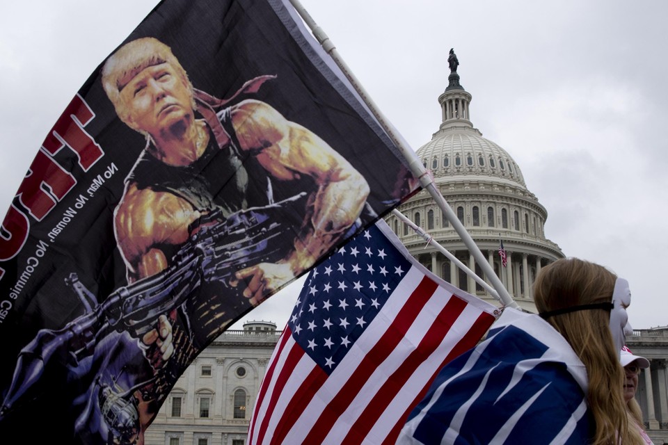 Het hoofd van Donald Trump op de torso van John Rambo.