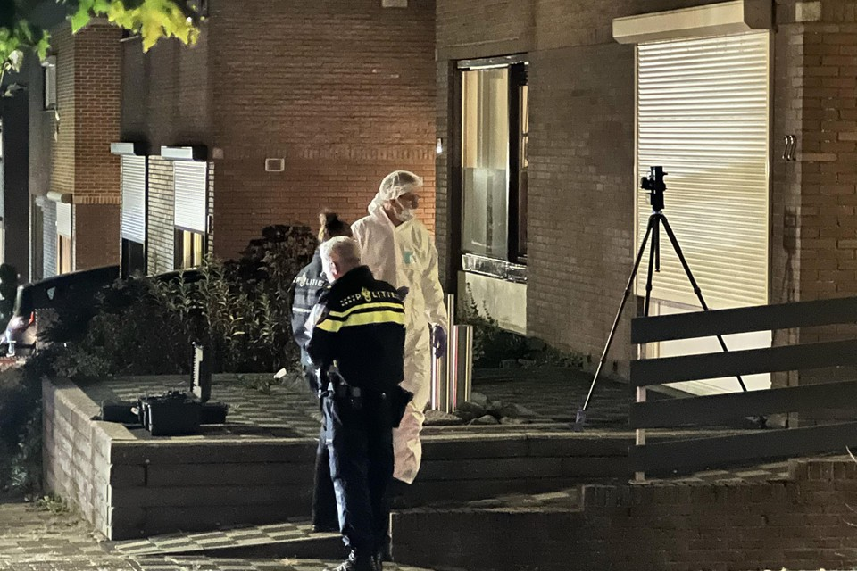 De politie verricht sporenonderzoek in de Kerkraadse woning waar maandagavond het lichaam van een vrouw is gevonden.   