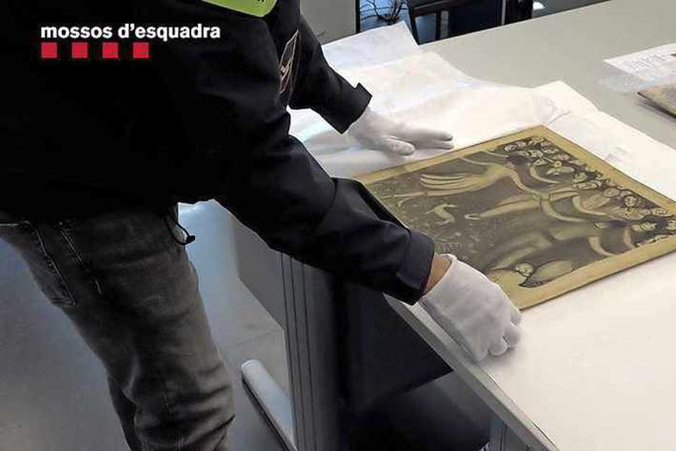De Spaanse politie bracht beelden naar buiten van de gestolen tekeningen van kunstenaar Salvador Dali.