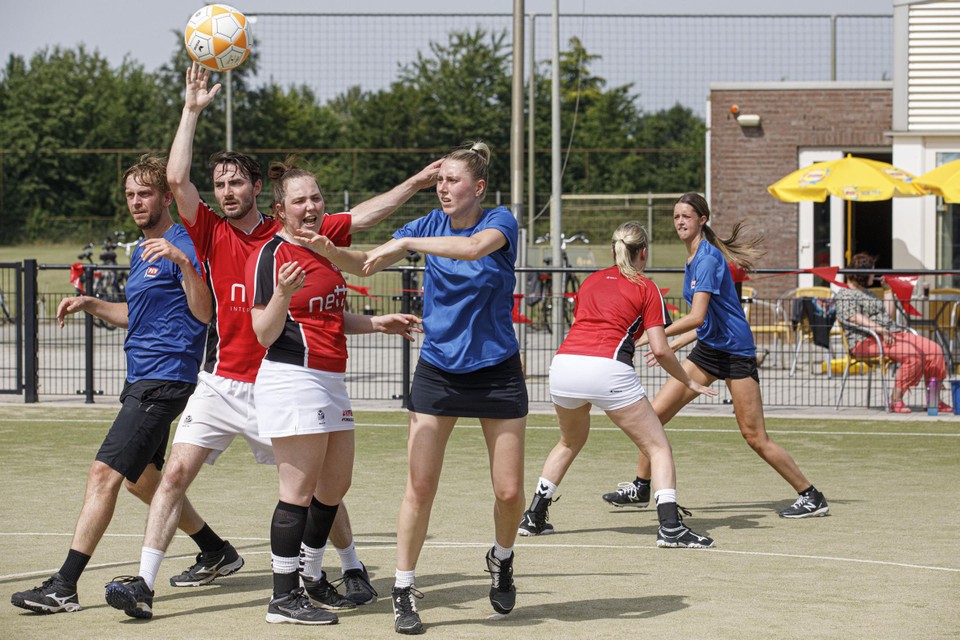 Korfballers van Ready ‘60 in actie vorige zomer.
