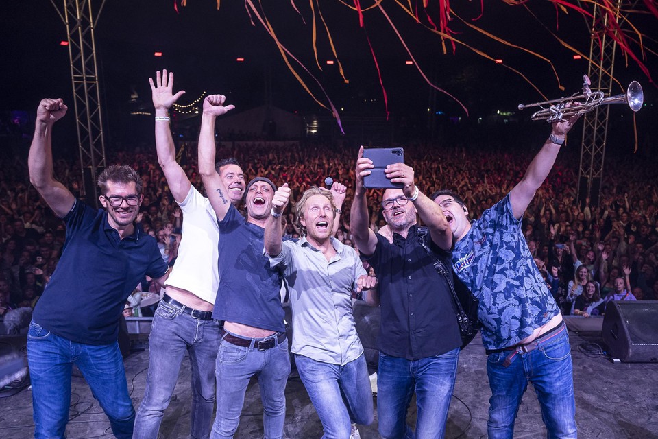 Neet oét Lottum maakt na afloop van het verrassingsconcert op het Zomerparkfeest in Venlo een selfie met het publiek op de achtergrond. 