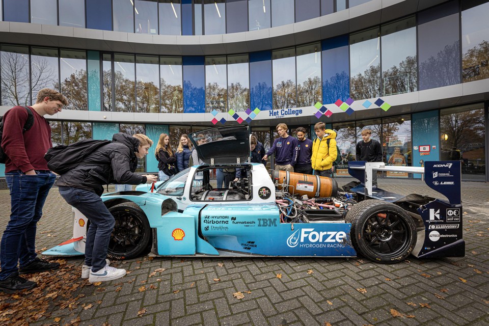 Leerlingen van Het College in Weert bekijken de racewagen op waterstof van Forze. 