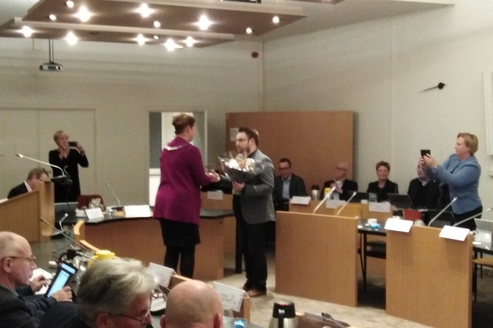 Burgemeester Nicole Ramaekers neemt afscheid van raadslid Martijn Dols. 