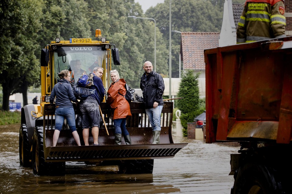 Evacuatie van bewoners tijdens het hoogwater van vorig jaar zomer in Valkenburg 