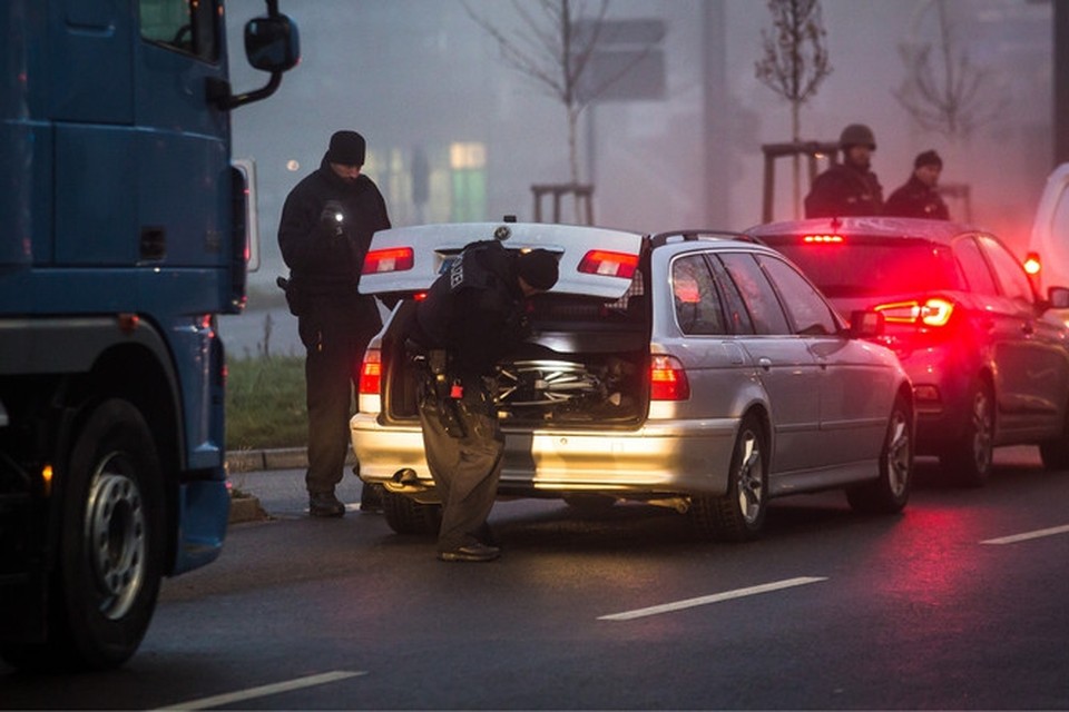 Politieagenten controleren auto’s die na de aanslag Straatsburg in- en uitgingen. 