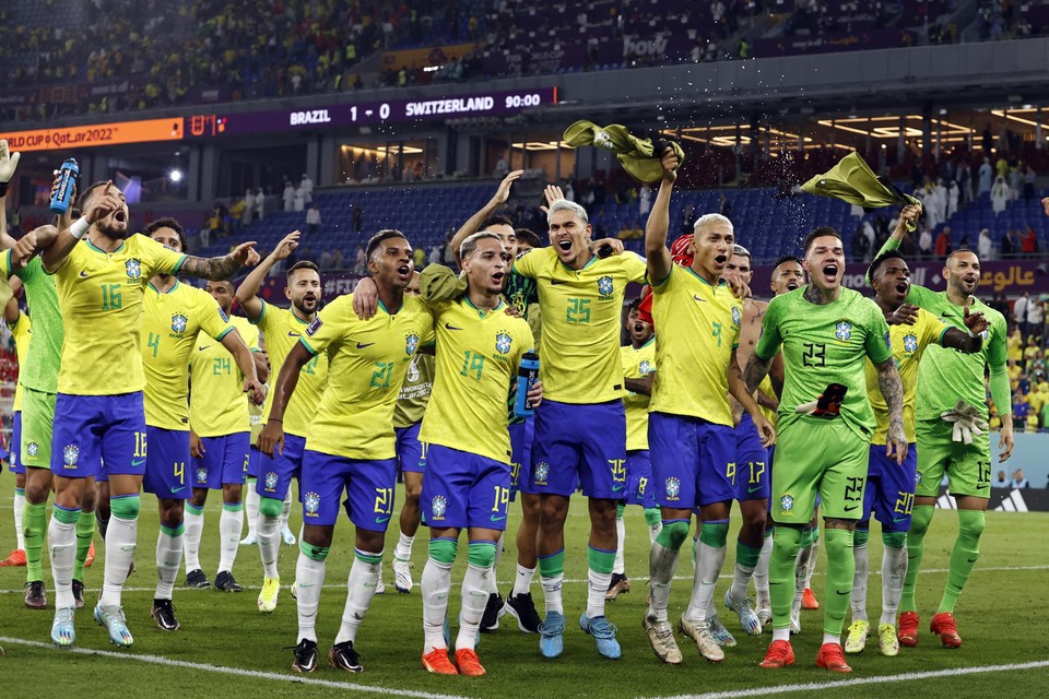 Titelfavoriet Brazilië heeft zich geplaatst voor de achtste finales van het WK voetbal.  