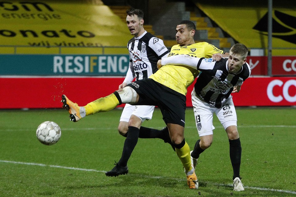 VVV-spits Georgios Giakoumakis in de tang bij twee spelers van Heracles. 