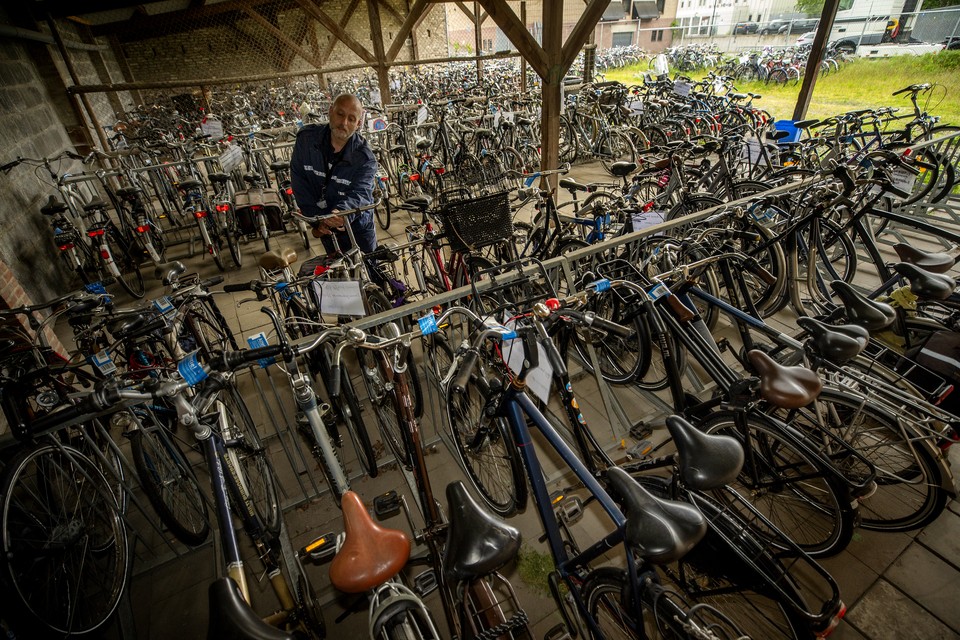 Door de gemeente opgehaalde fietsen in het fietsdepot aan de Sint Gerardusweg 