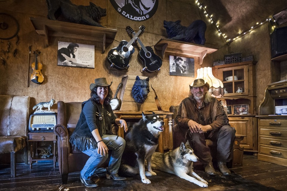 André Bauer en Anita Alberts in hun Black Wolf Saloon met de honden Demon en Lakota. 