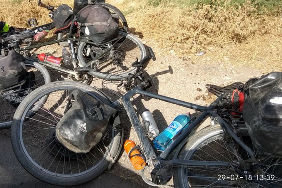 De fietsen van de slachtoffers gefotografeerd door een getuige die het beeld doorstuurde naar nieuwssite RFERL.