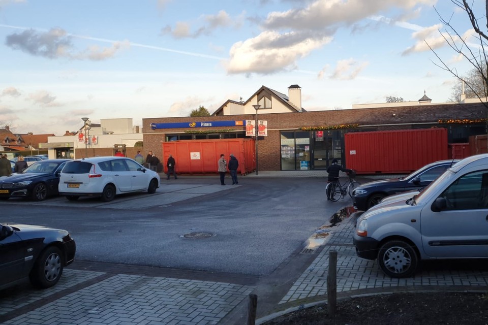 Beeld van afgelopen januari toen ondernemers in Susteren containers voor de deur plaatsten om relschoppers te weren.  