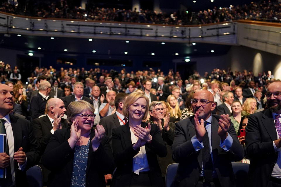 De Britse premier Liz Truss (midden) op de jaarlijkse bijeenkomst van de Tories.  