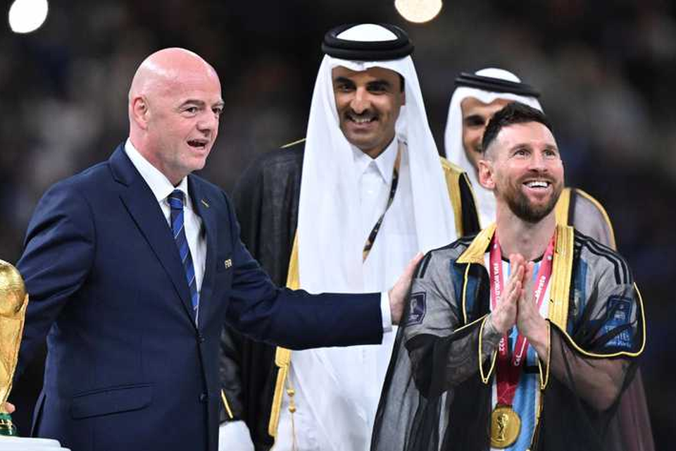 FIFA-baas Gianni Infantino, voetbalbaas Lionel Messi en de Emir van Qatar nadat Argentinië de wereldtitel heeft gepakt.