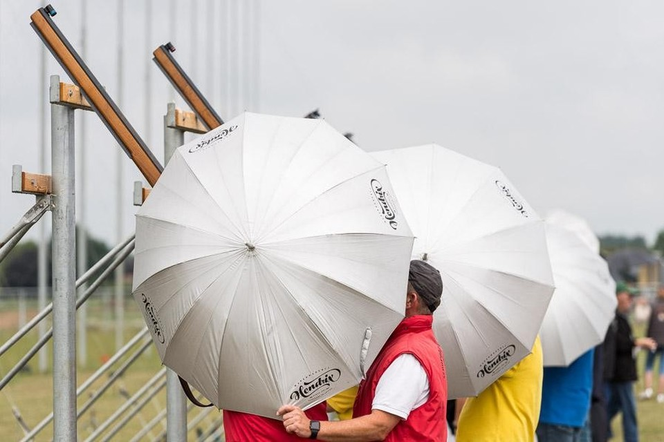 De schietwedkamp op zaterdag gaat wel door. Schutters kunnen paraplu’s gebruiken tegen de zon. 