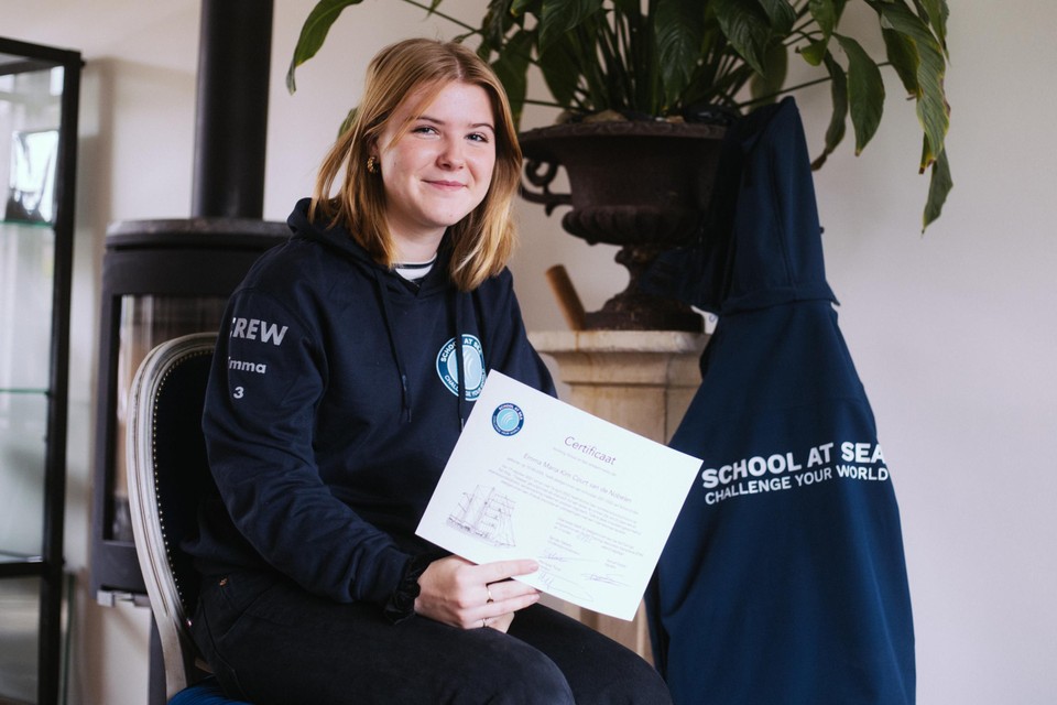 Emma van de Nobelen (16) mocht een half jaar zeilen in haar examenjaar. 