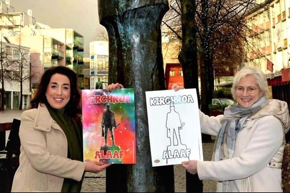 Initiatiefneemster Sarina Smeets (links) en burgemeester Petra Dassen met de poster en een variant daarvan als kleurplaat. 