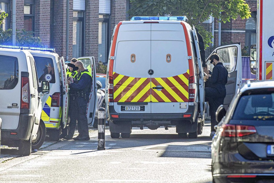 De Belgische politie doet onderzoek in Antwerpen na de schietpartij tijdens een huiszoeking. 