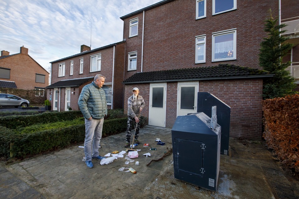 Ger Fermont (l) en Wim Heemels komen na decennia lang huur betalen op een vuilstort te wonen, vrezen ze. 