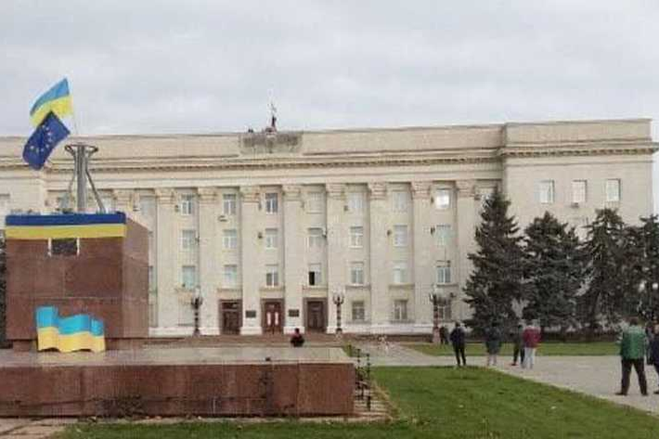 De Oekraïense vlag wappert weer in het centrum van Cherson. 