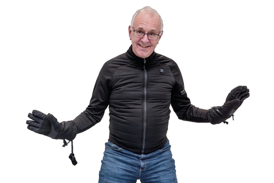 Hein Daanen met de ANWB-handschoenen: warme vingers en hand, met aan-uitknop. 