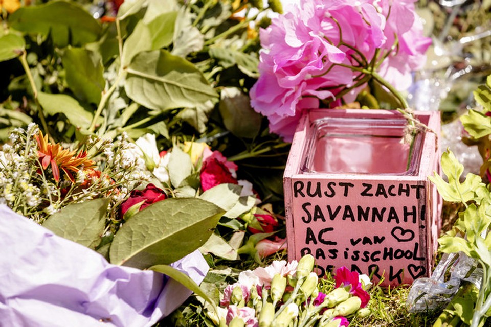 Bij het Oostweide College ligt een bloemenzee ter nagedachtenis aan Savannah.