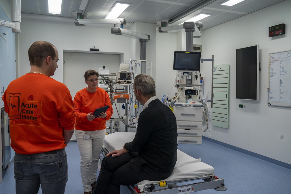 De internisten Patricia Stassen (midden) en Davy van Dam (links) van het Maastricht UMC+ bevragen een patiënt op de spoedeisende hulp over de mogelijkheden van thuismonitoring.