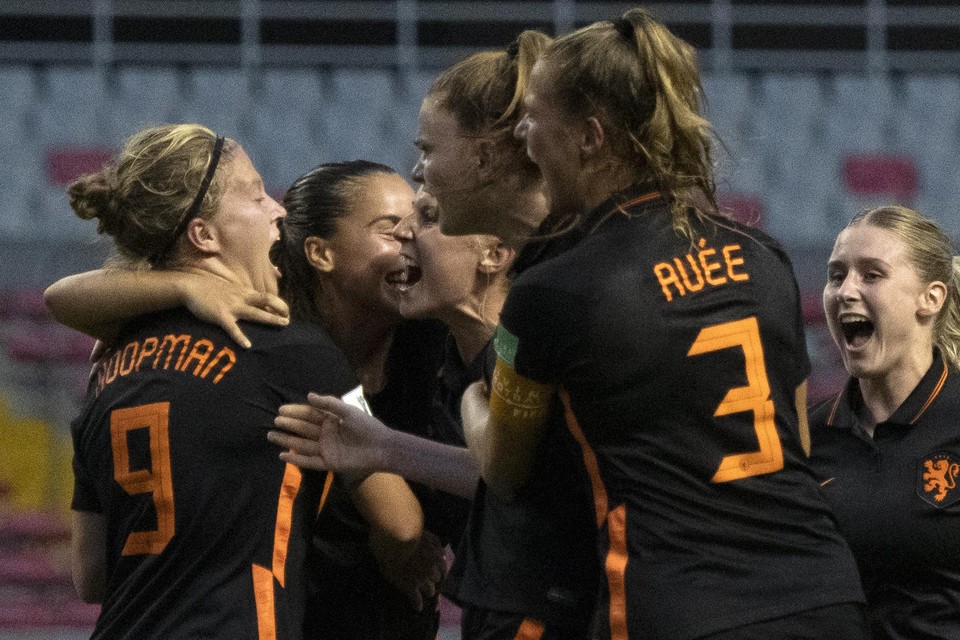 Oranje viert de 1-0 van Sanne Koopman. 