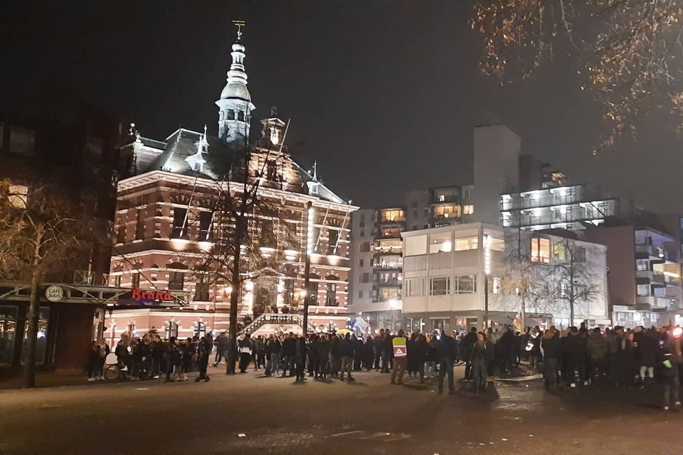 Het coronaprotest op de Markt in Kerkrade vrijdagavond. 